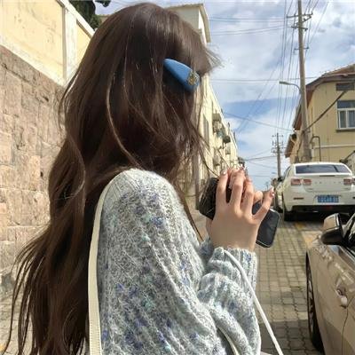 她行走于黑暗中